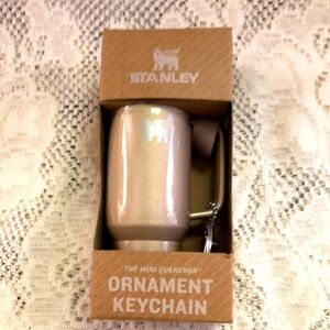 STANLEY E.L.F
KEYCHAIN
ORNAMENT
SHIMMER. LIMITED EDITION